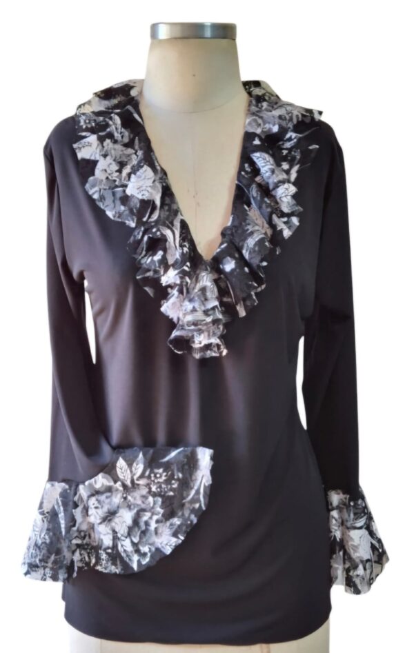 BLUSA BEGÔNIA PRETA COM RENDA PRETA E BRANCA BLUSA BEGÔNIA PRETA COM RENDA PRETA E BRANCA